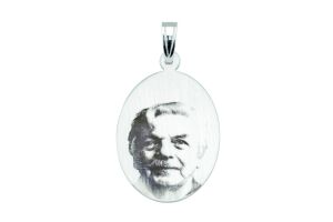 Pendant with photo-engraving, oval