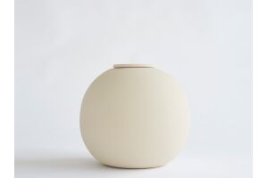 DIONA – handgemaakte eco urn in zacht beige engobe